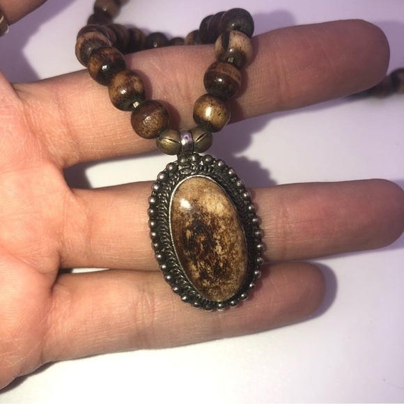 VTG Wood Bead & Pendant Tribal Style Necklace Silver Tone Findings 16” / 1.2” - Picture 3 of 6